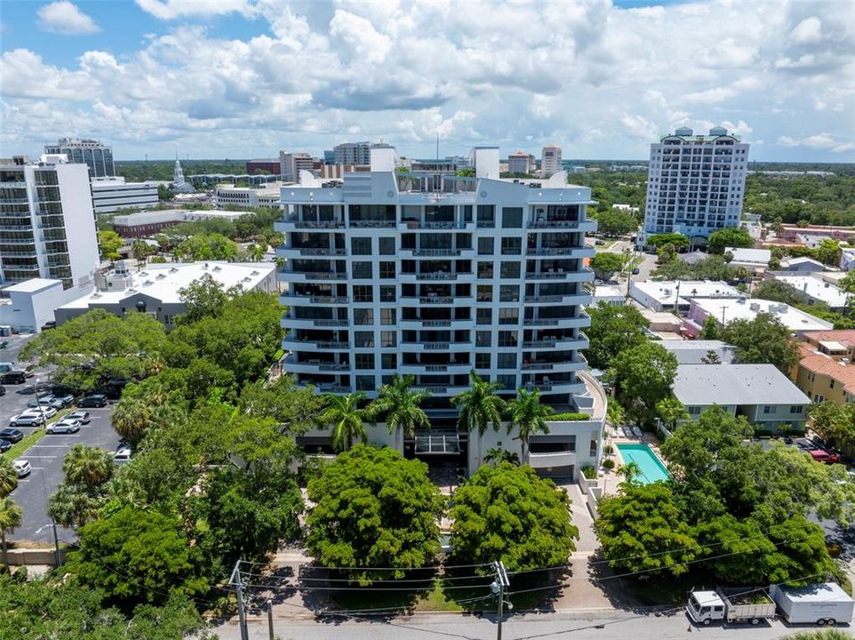 Active With Contract: $3,275,000 (3 beds, 3 baths, 2975 Square Feet)