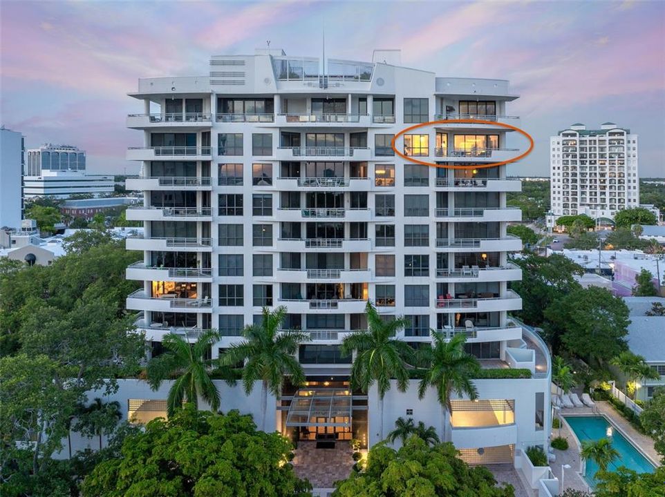 This 10th floor, 3 bedroom, 3.5 bathroom residence offers sweeping views of Sarasota Bay and has undergone a remarkable full renovation.