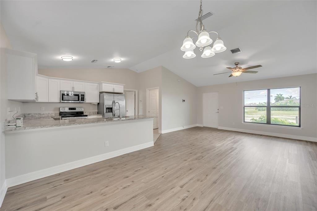 For Sale: $299,900 (3 beds, 2 baths, 1272 Square Feet)