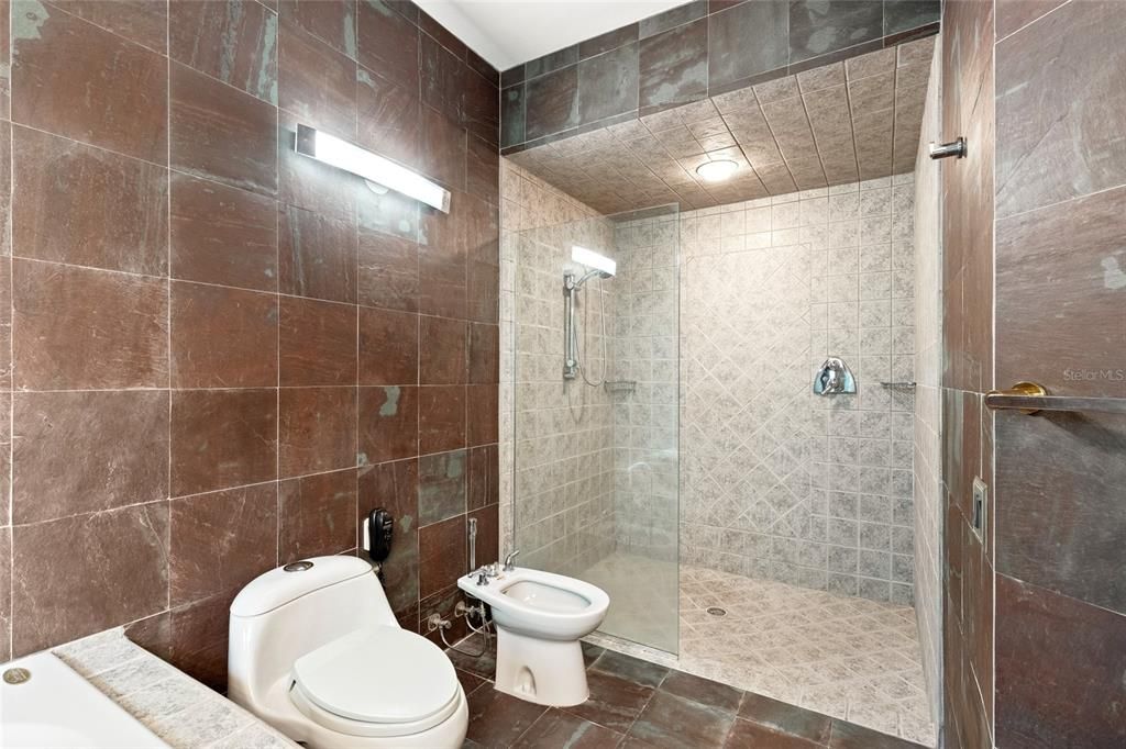 Activo con contrato: $475,000 (4 camas, 3 baños, 2789 Pies cuadrados)