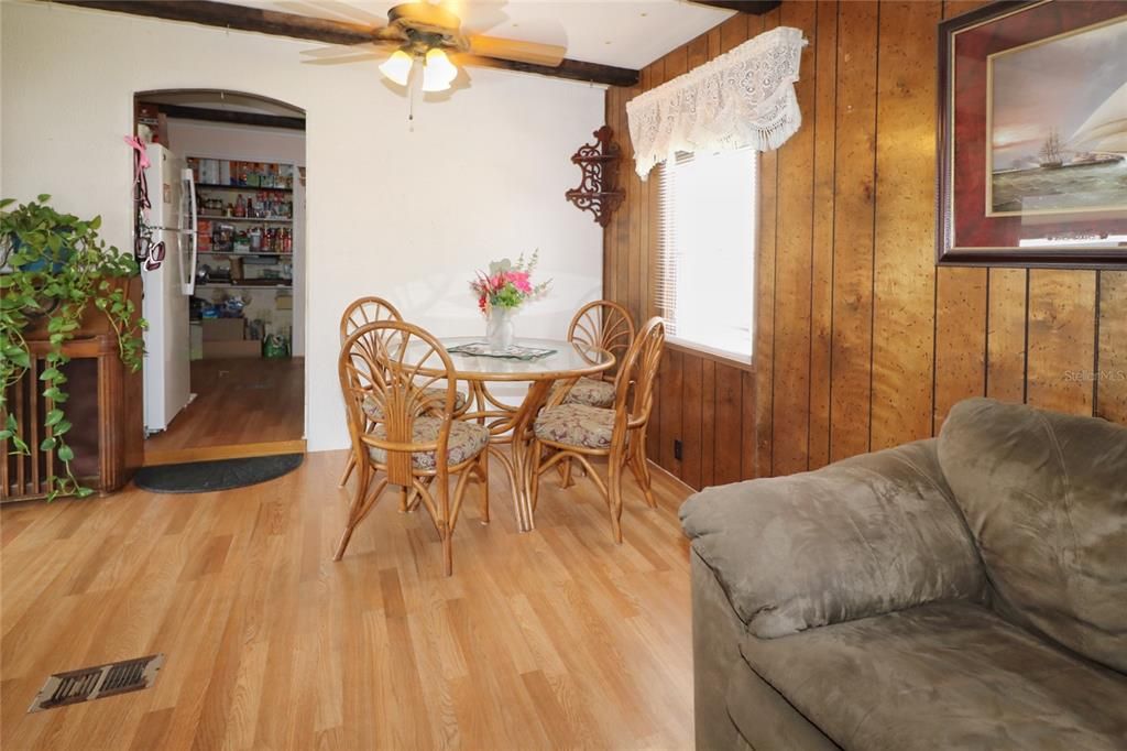 For Sale: $139,000 (2 beds, 1 baths, 732 Square Feet)