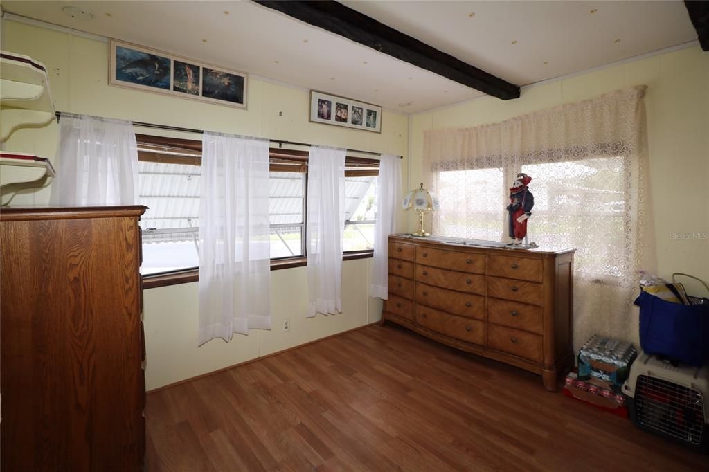 For Sale: $139,000 (2 beds, 1 baths, 732 Square Feet)