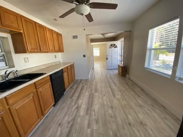 For Sale: $319,000 (2 beds, 1 baths, 858 Square Feet)