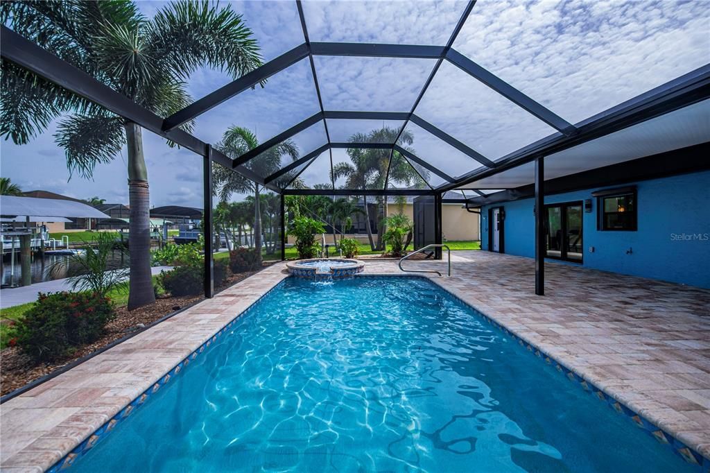 Pool/spa with brand new cage plus luxury pavers