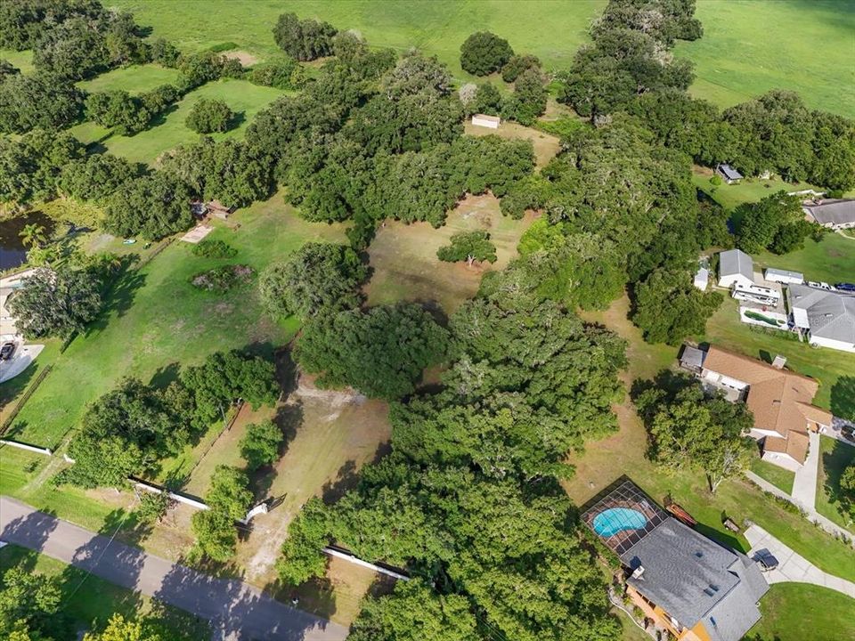 待售: $400,000 (2.32 acres)