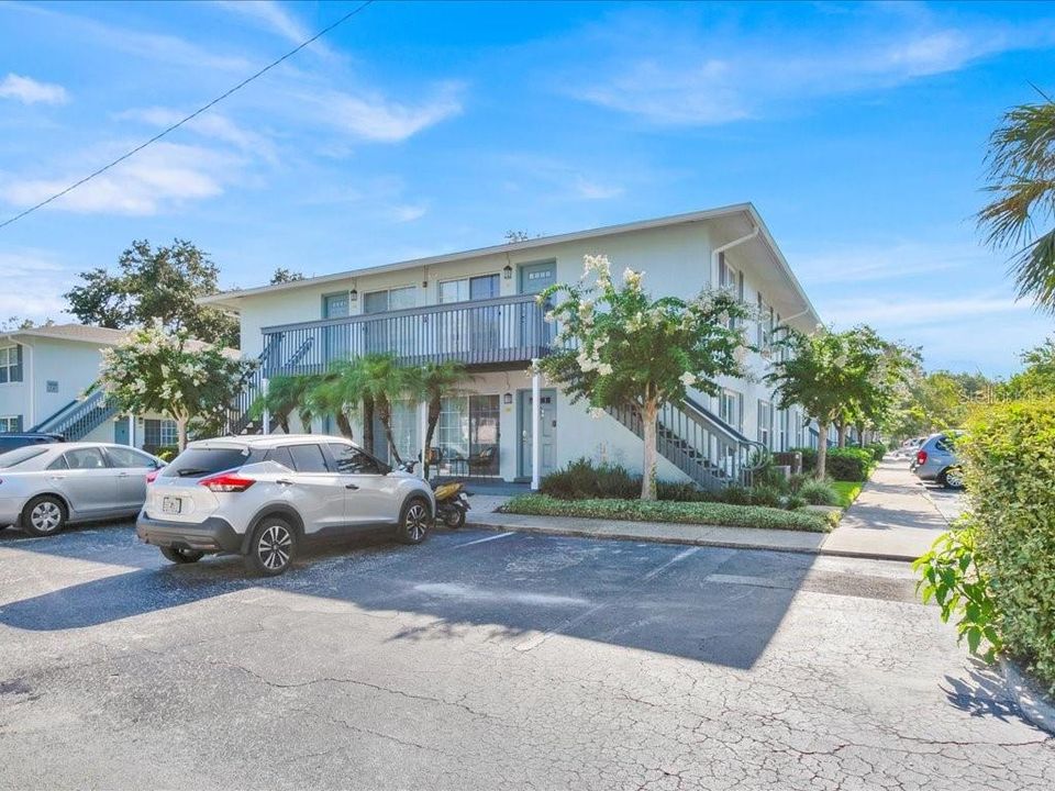 Active With Contract: $154,999 (1 beds, 1 baths, 636 Square Feet)