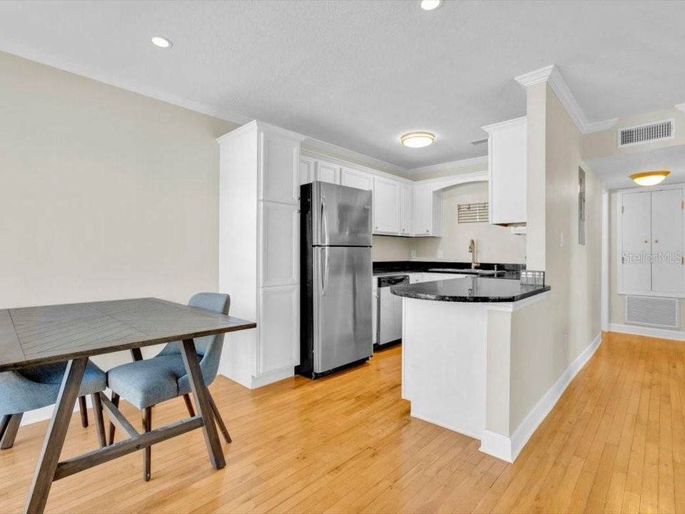 Active With Contract: $154,999 (1 beds, 1 baths, 636 Square Feet)