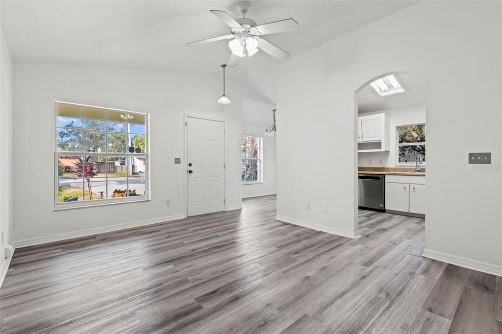 Active With Contract: $229,000 (3 beds, 2 baths, 1098 Square Feet)