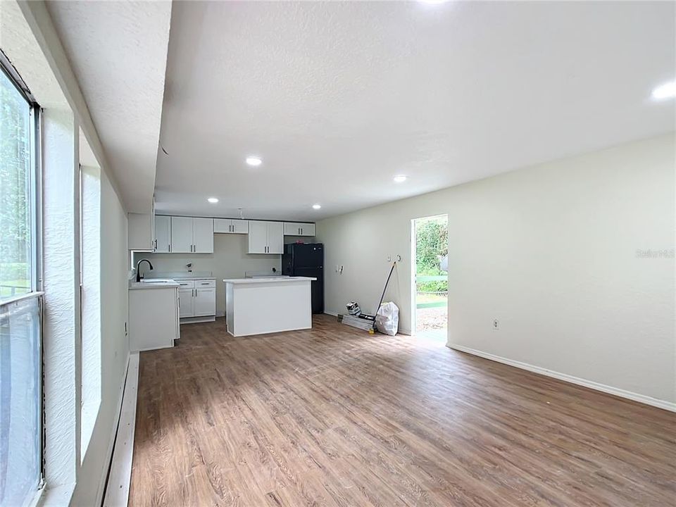 For Sale: $225,000 (2 beds, 1 baths, 840 Square Feet)