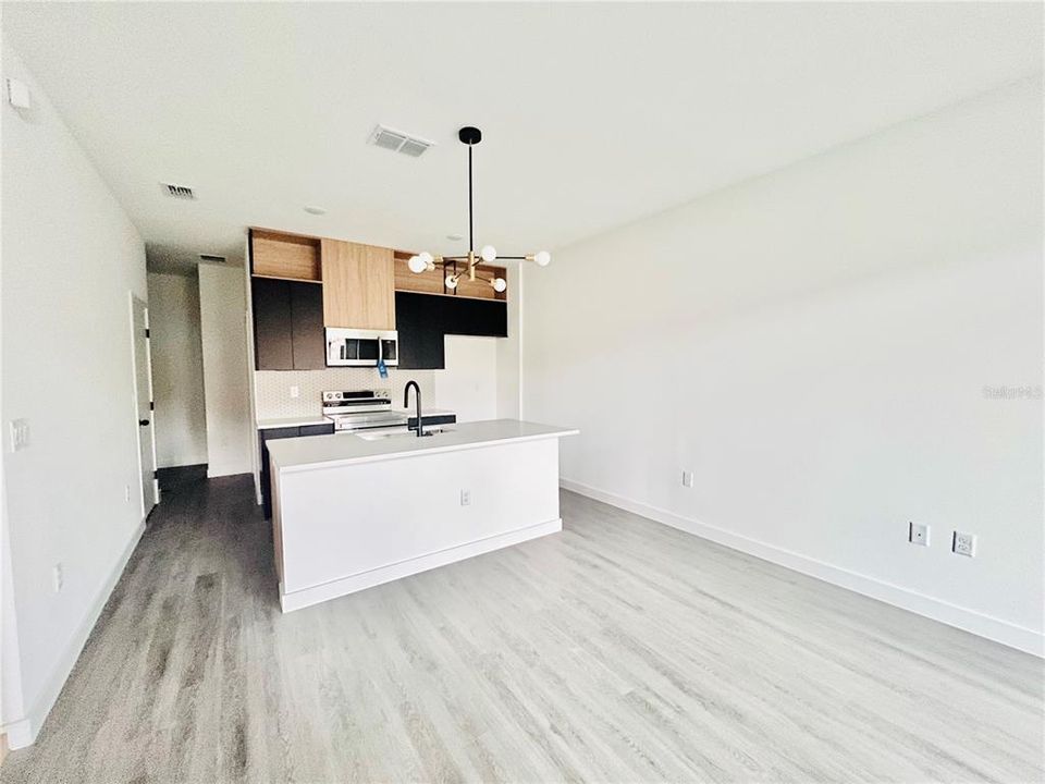 Active With Contract: $1,900 (3 beds, 3 baths, 1375 Square Feet)