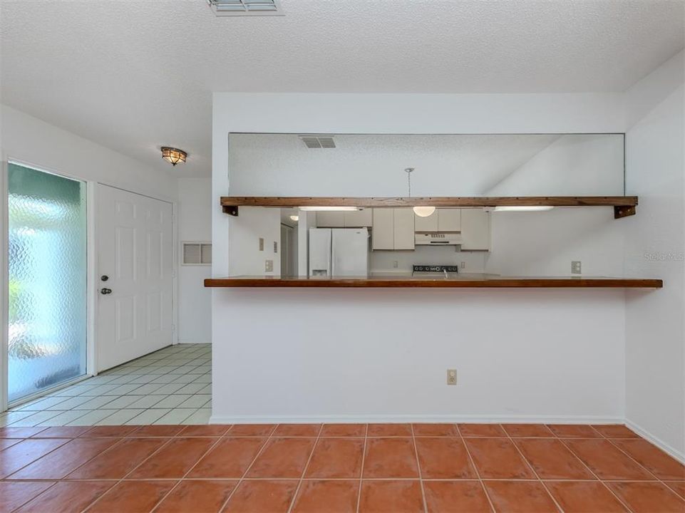 Breakfast bar, kitchen, foyer