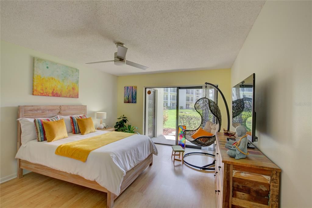 Active With Contract: $170,000 (1 beds, 2 baths, 968 Square Feet)