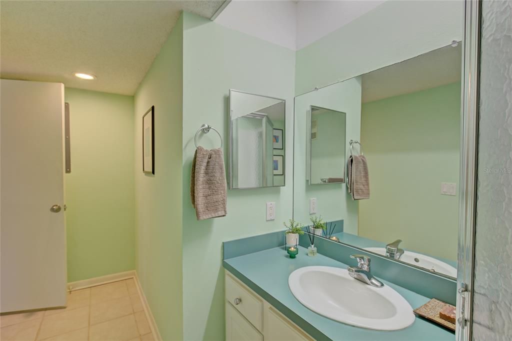 Active With Contract: $170,000 (1 beds, 2 baths, 968 Square Feet)