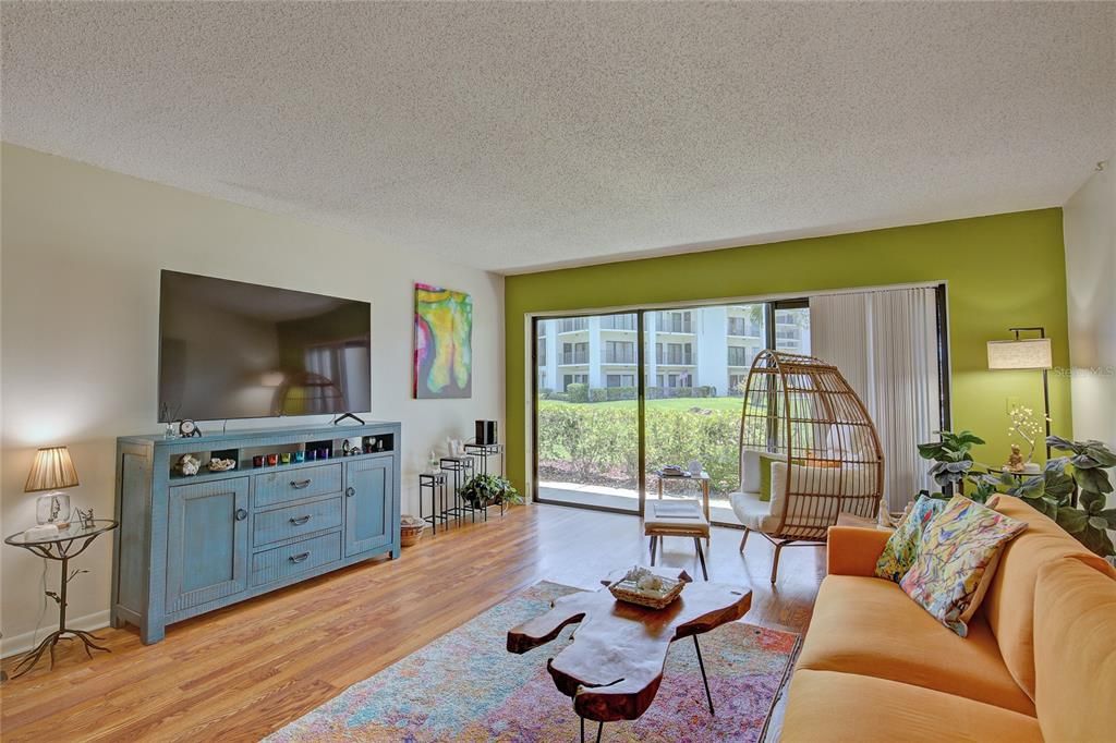 Active With Contract: $170,000 (1 beds, 2 baths, 968 Square Feet)