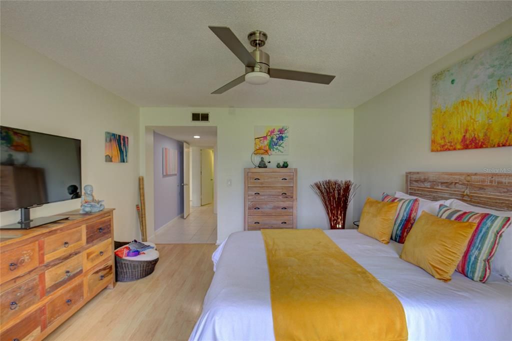 Active With Contract: $170,000 (1 beds, 2 baths, 968 Square Feet)