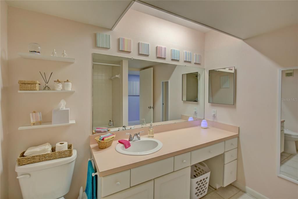 Active With Contract: $170,000 (1 beds, 2 baths, 968 Square Feet)