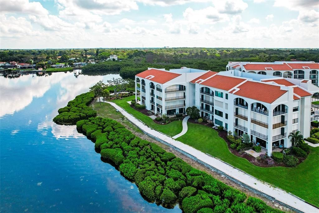 Active With Contract: $170,000 (1 beds, 2 baths, 968 Square Feet)