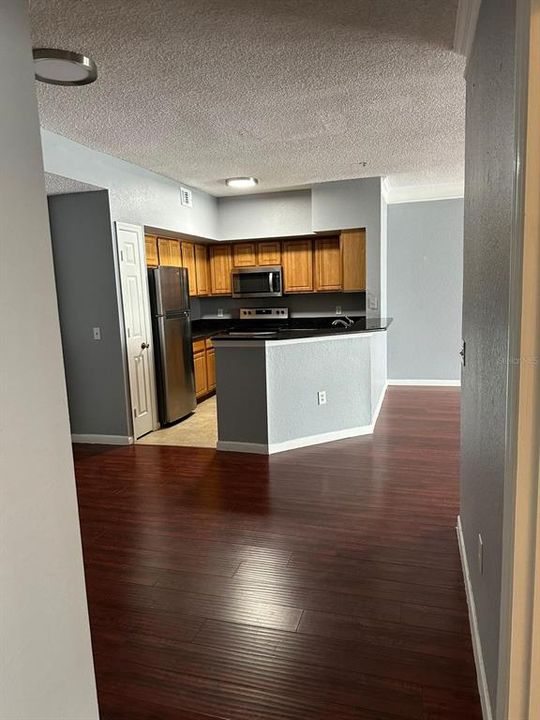 For Rent: $1,500 (1 beds, 1 baths, 915 Square Feet)