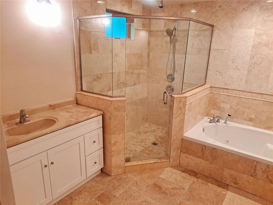 Activo con contrato: $769,000 (6 camas, 4 baños, 4548 Pies cuadrados)