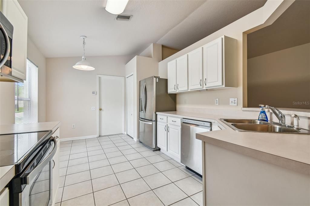 Active With Contract: $370,000 (3 beds, 2 baths, 1505 Square Feet)