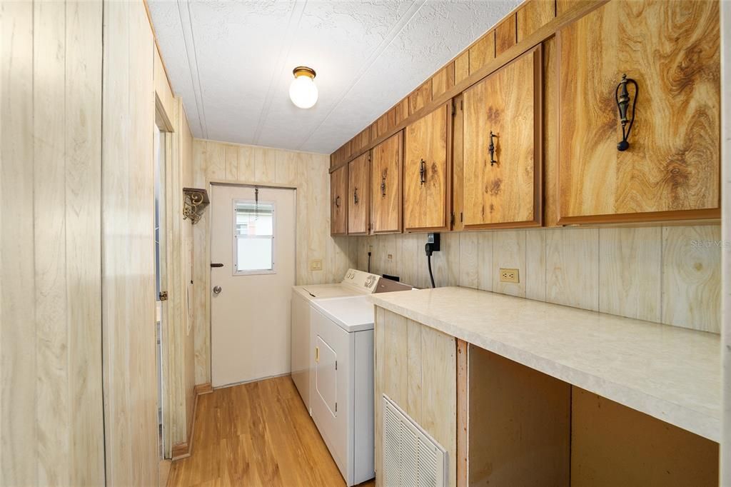 For Sale: $149,900 (2 beds, 2 baths, 1296 Square Feet)