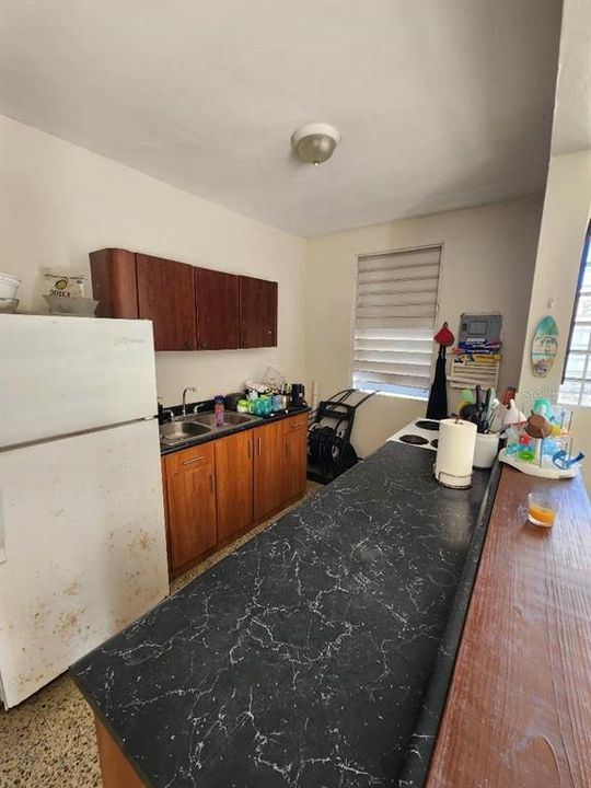 Activo con contrato: $305,000 (6 camas, 2 baños, 2233 Pies cuadrados)