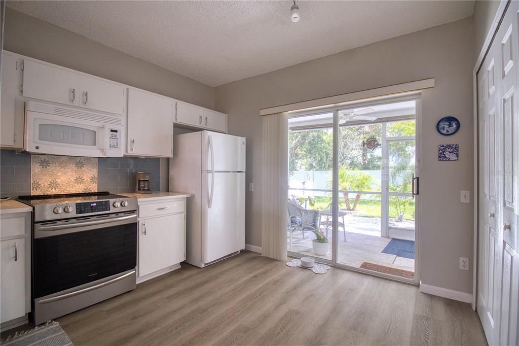 For Sale: $279,000 (2 beds, 1 baths, 1105 Square Feet)