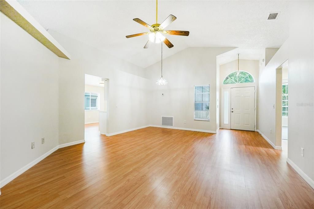 For Sale: $329,900 (3 beds, 2 baths, 1519 Square Feet)