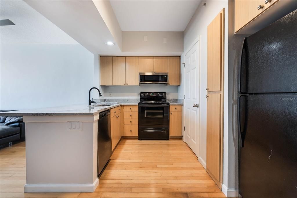 For Sale: $295,000 (1 beds, 1 baths, 771 Square Feet)