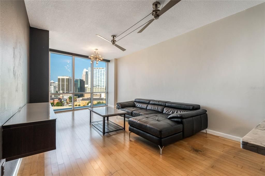 For Sale: $295,000 (1 beds, 1 baths, 771 Square Feet)