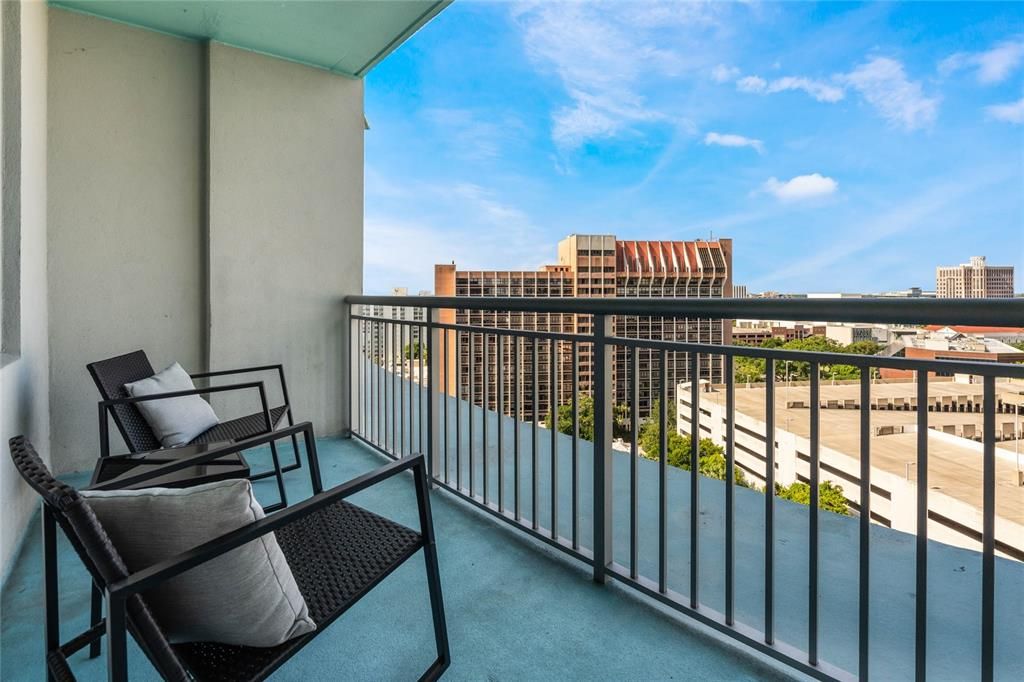 For Sale: $295,000 (1 beds, 1 baths, 771 Square Feet)