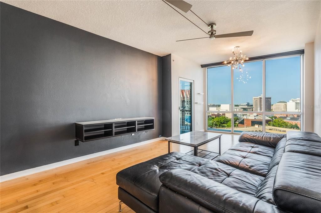 For Sale: $295,000 (1 beds, 1 baths, 771 Square Feet)