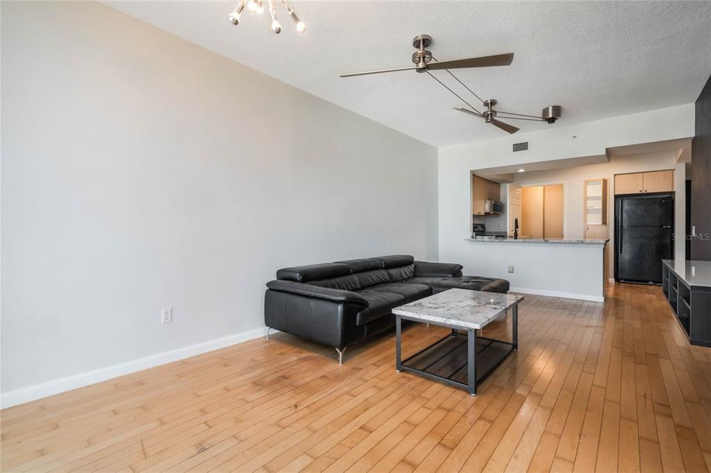 For Sale: $295,000 (1 beds, 1 baths, 771 Square Feet)