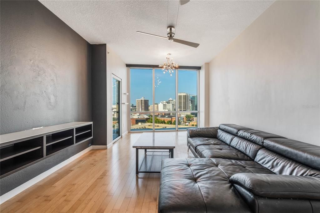 For Sale: $295,000 (1 beds, 1 baths, 771 Square Feet)