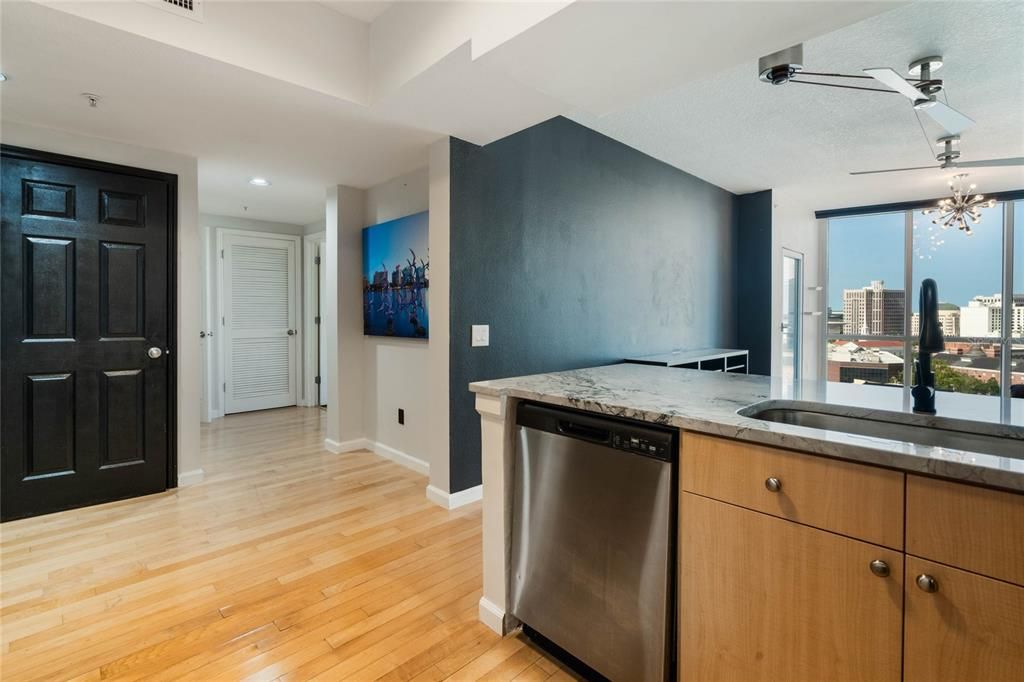 For Sale: $295,000 (1 beds, 1 baths, 771 Square Feet)