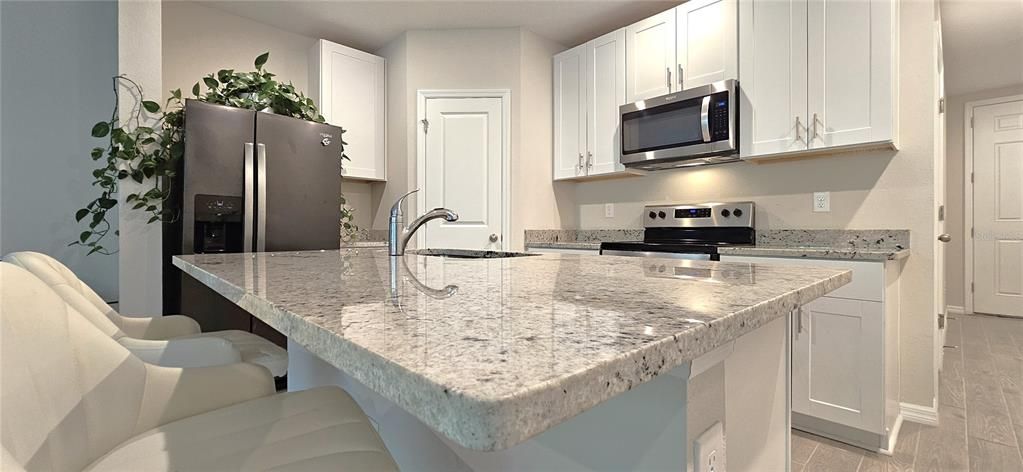 The kitchen includes a walk-in pantry, all appliances, granite countertops