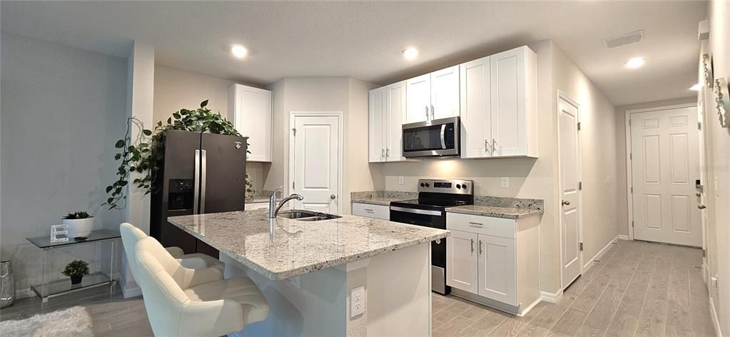 The kitchen includes a walk-in pantry, all appliances, granite countertops