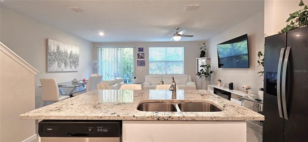 The kitchen includes a walk-in pantry, all appliances, granite countertops