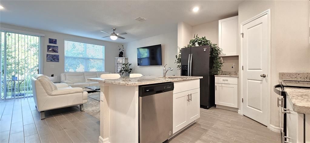 The kitchen includes a walk-in pantry, all appliances, granite countertops