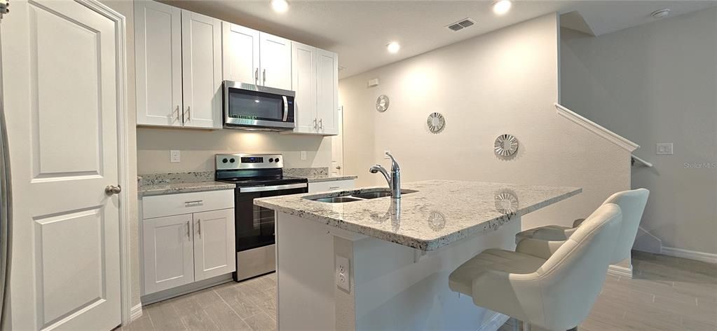 The kitchen includes a walk-in pantry, all appliances, granite countertops