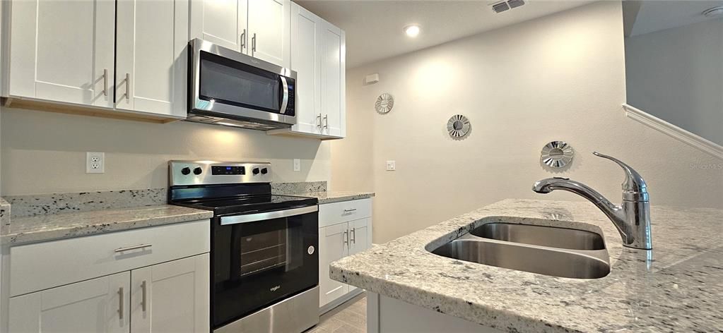 The kitchen includes a walk-in pantry, all appliances, granite countertops