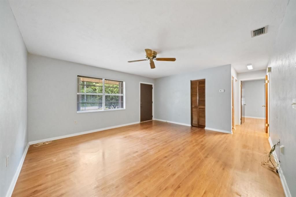 Active With Contract: $170,000 (2 beds, 1 baths, 816 Square Feet)