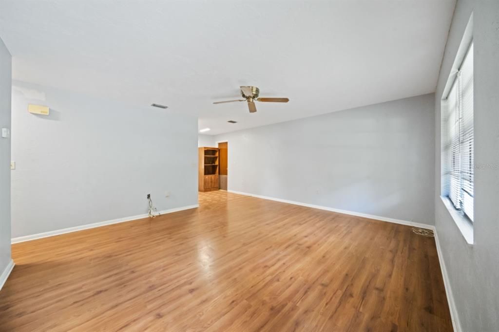 Active With Contract: $170,000 (2 beds, 1 baths, 816 Square Feet)