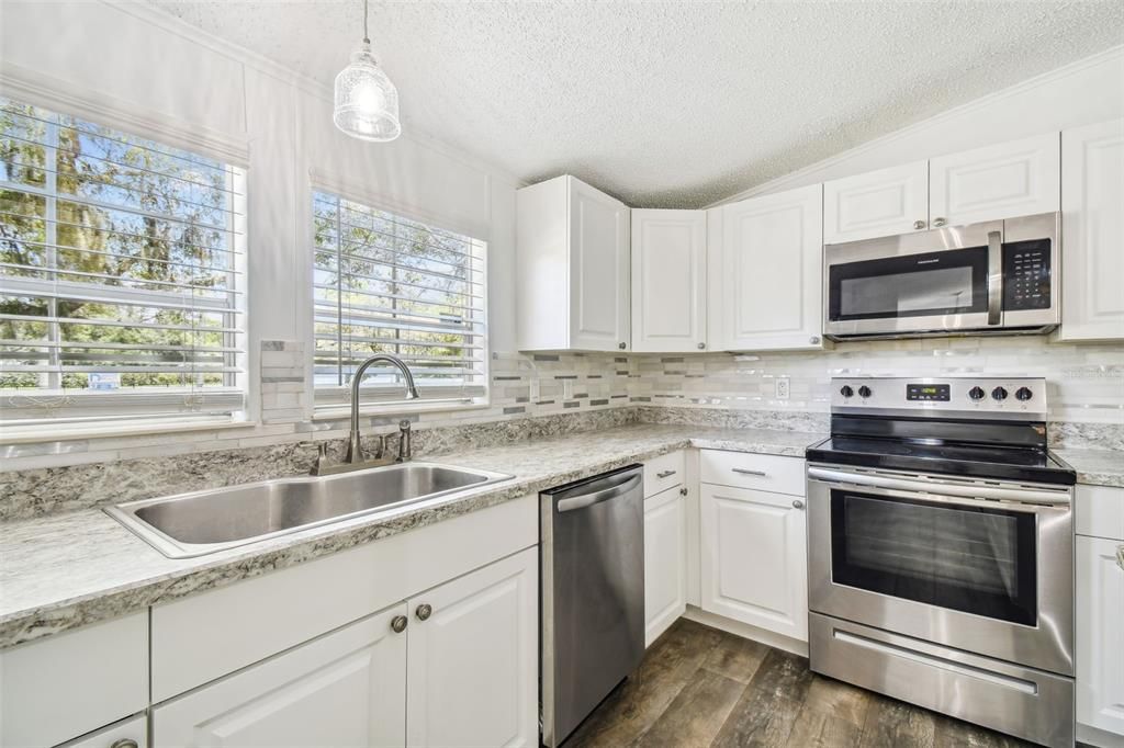 Active With Contract: $344,900 (3 beds, 2 baths, 1782 Square Feet)