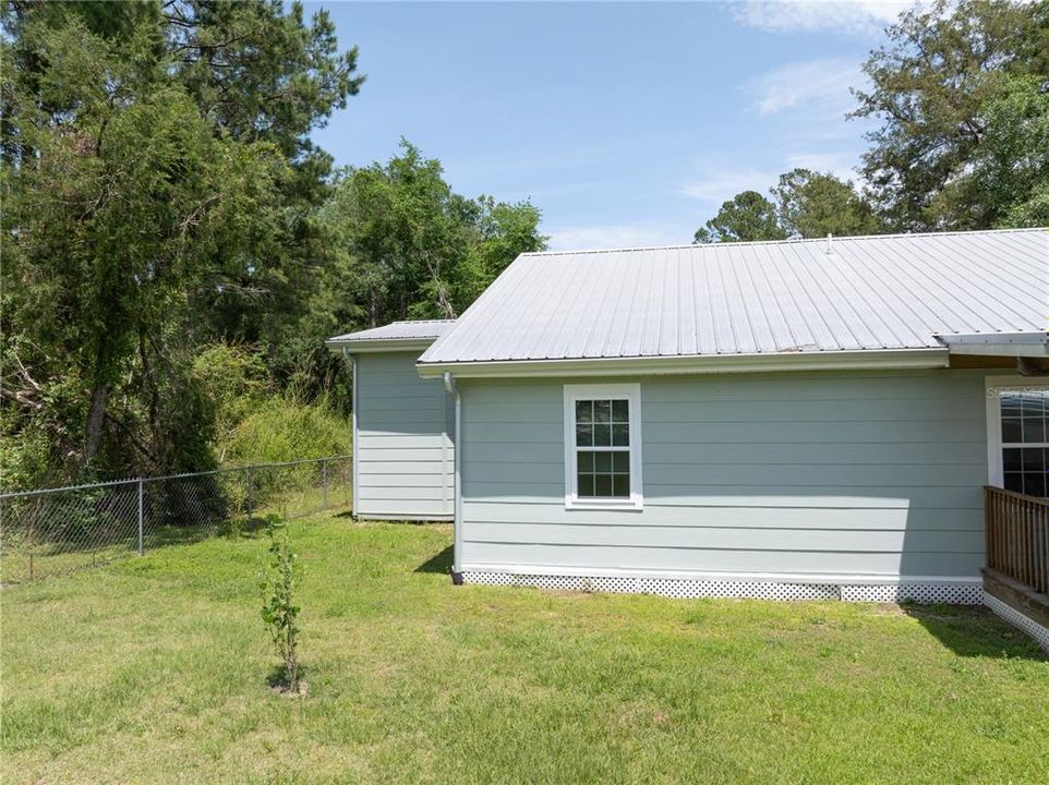 Side Yard is Fenced