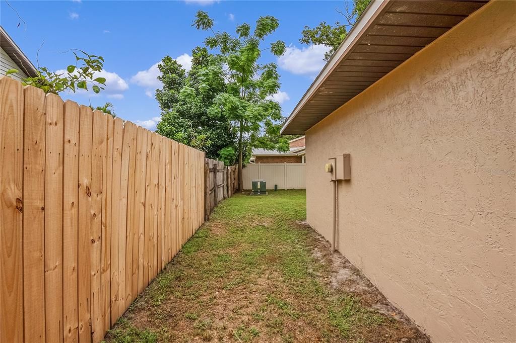 Active With Contract: $250,000 (2 beds, 2 baths, 870 Square Feet)