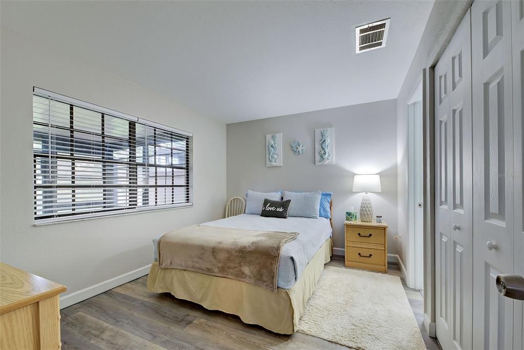 Active With Contract: $209,900 (2 beds, 2 baths, 910 Square Feet)