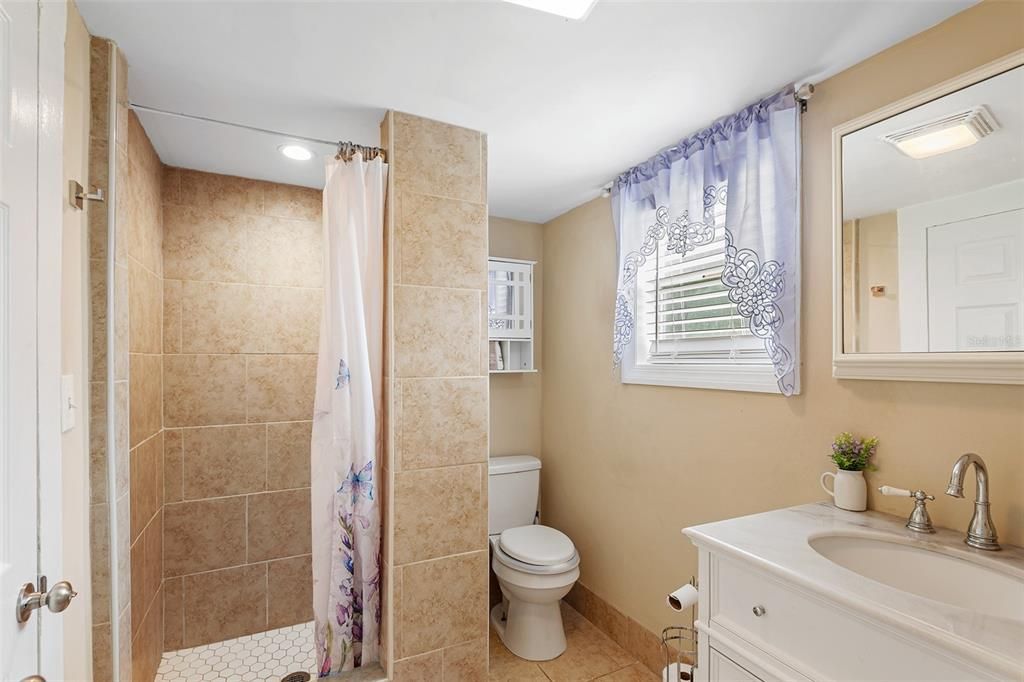 For Sale: $465,000 (3 beds, 1 baths, 864 Square Feet)