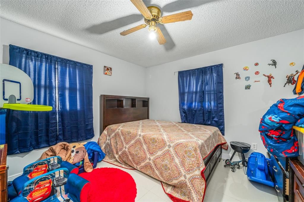 For Sale: $200,000 (2 beds, 2 baths, 988 Square Feet)