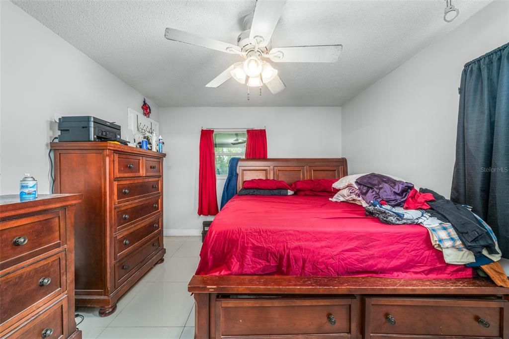 For Sale: $200,000 (2 beds, 2 baths, 988 Square Feet)